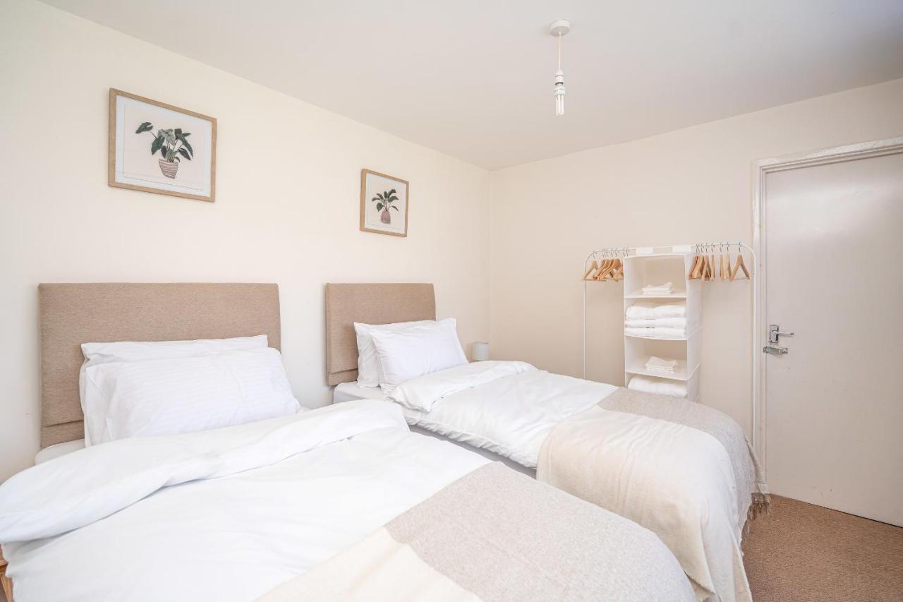 Spacious 5 Bedroom House - Sleeps 7 - 3-Car Driveway - Work - Leisure Wolverhampton Zewnętrze zdjęcie