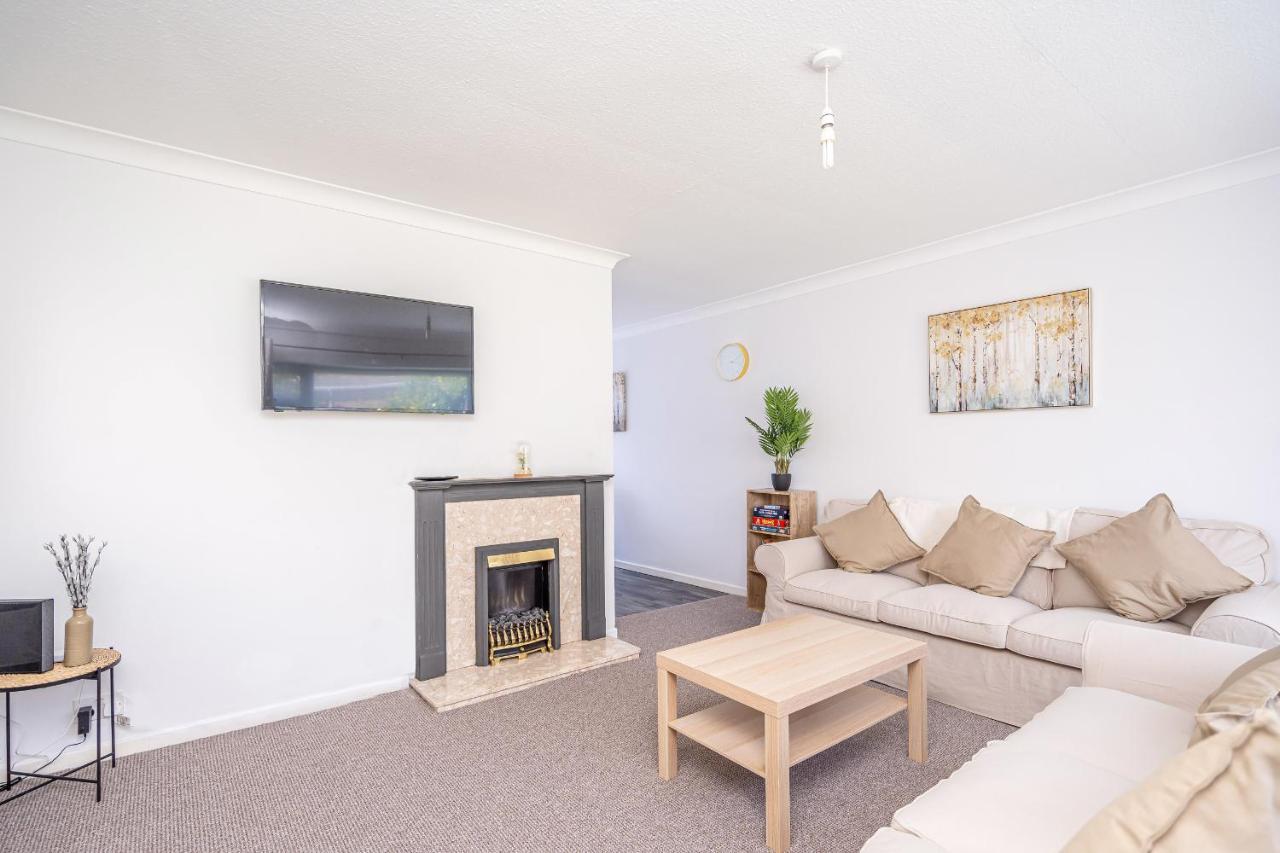 Spacious 5 Bedroom House - Sleeps 7 - 3-Car Driveway - Work - Leisure Wolverhampton Zewnętrze zdjęcie