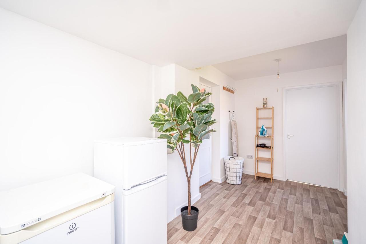 Spacious 5 Bedroom House - Sleeps 7 - 3-Car Driveway - Work - Leisure Wolverhampton Zewnętrze zdjęcie