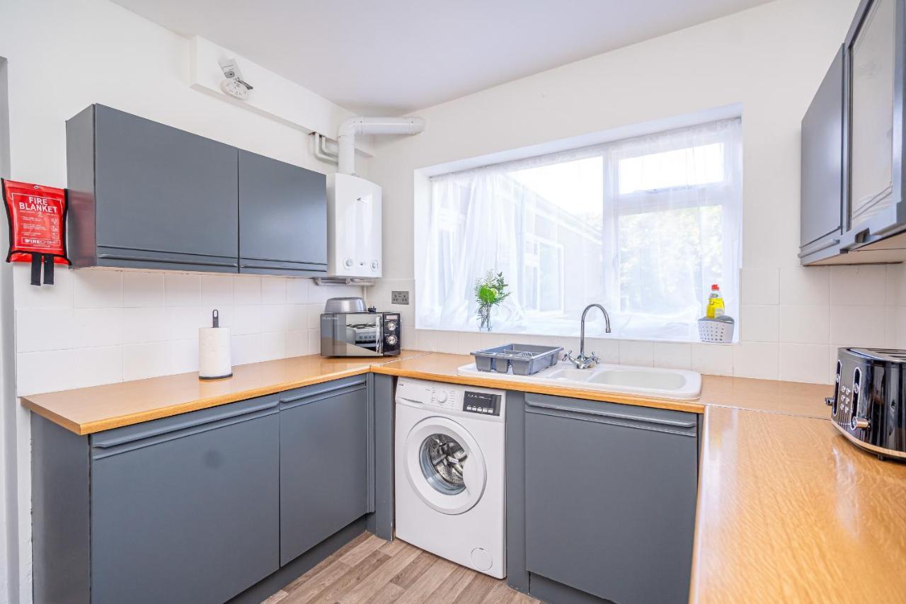 Spacious 5 Bedroom House - Sleeps 7 - 3-Car Driveway - Work - Leisure Wolverhampton Zewnętrze zdjęcie