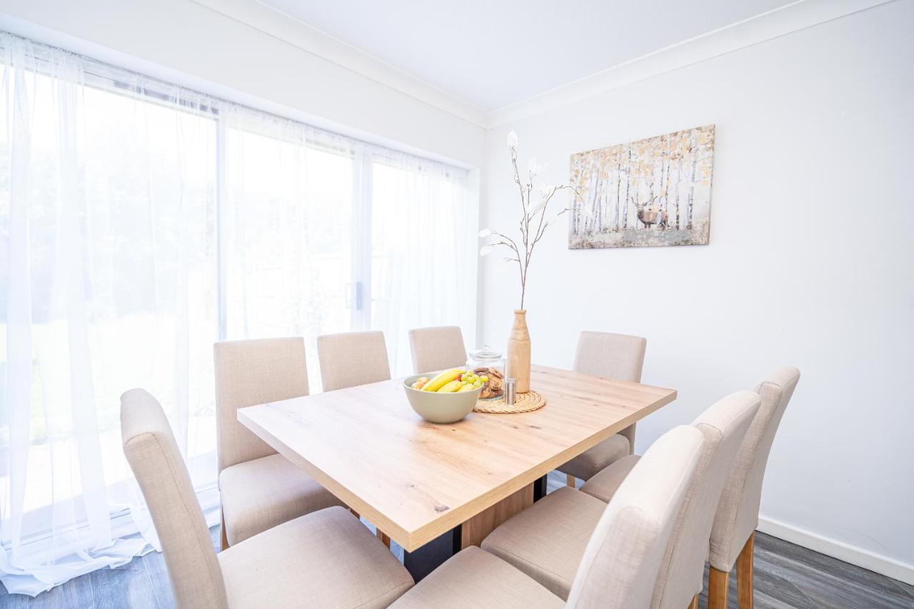 Spacious 5 Bedroom House - Sleeps 7 - 3-Car Driveway - Work - Leisure Wolverhampton Zewnętrze zdjęcie